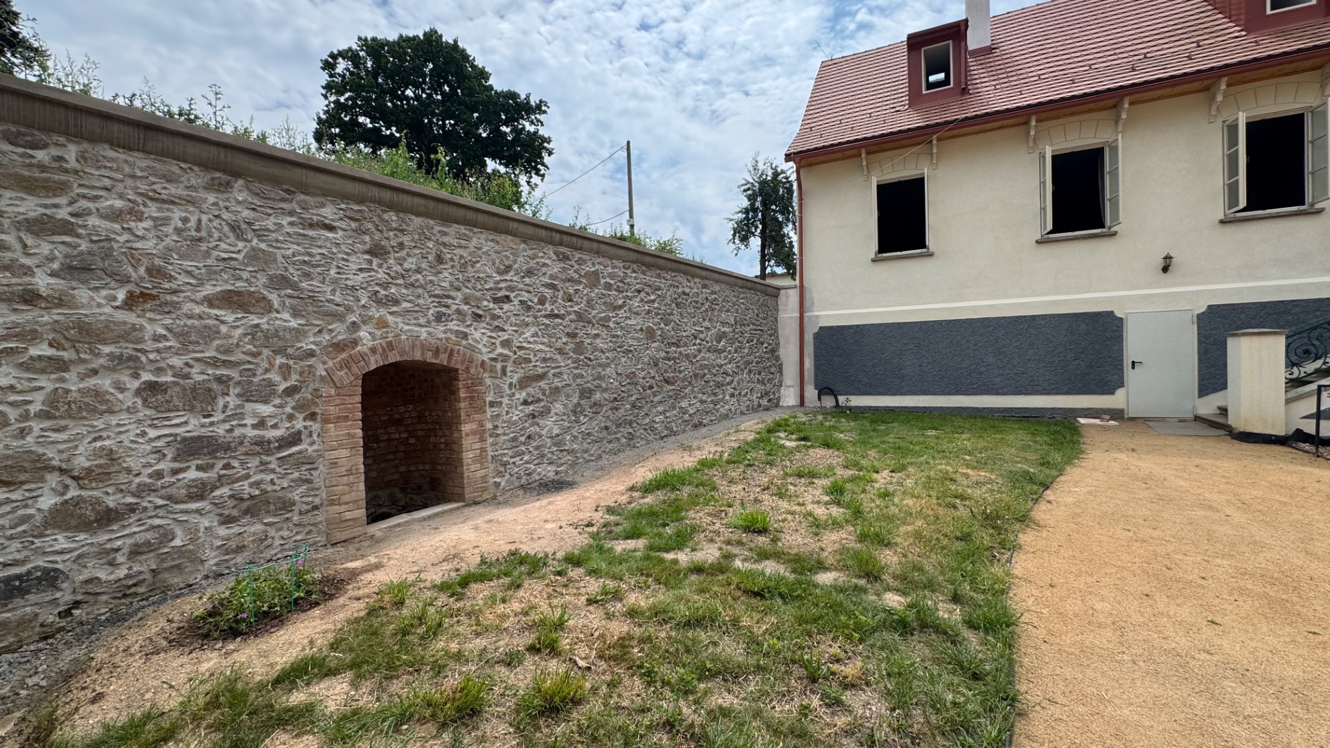 Opěrná zeď apartmánový dům